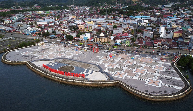 Foto dari Udara Pantai Anjungan Manakarra Ikon Kota Mamuju - Bagian 1