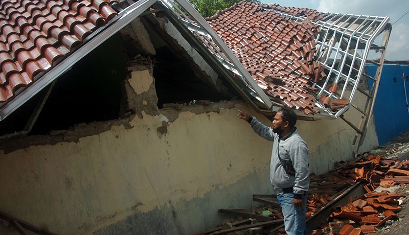 Konstruksi Tidak Kuat, Atap Sekolah SD Negeri di Tegal Ambruk - Bagian 2