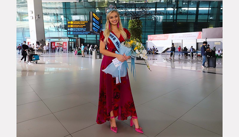 Pakai Gaun Merah, Miss World 2021 Karolina Bielawska Tiba di Indonesia - Bagian 1