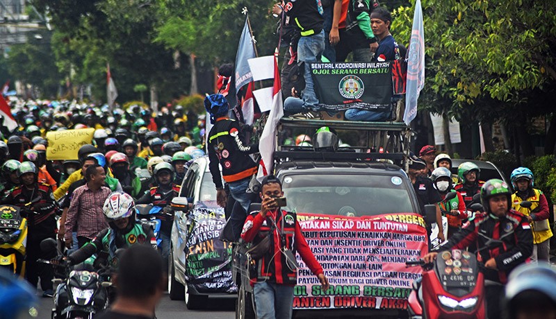 Ribuan Driver Ojek Online Dorong Motor, Tuntut Kesejahteraan Pengemudi - Bagian 2