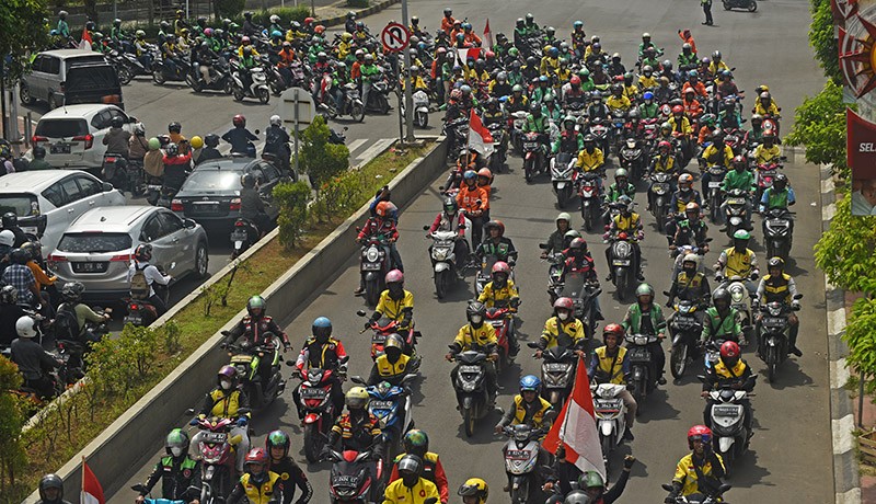 Ribuan Driver Ojek Online Dorong Motor, Tuntut Kesejahteraan Pengemudi - Bagian 3
