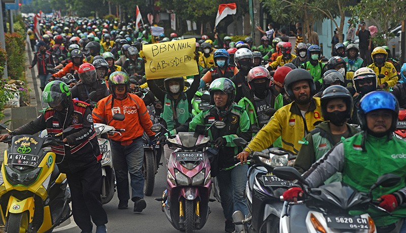 Ribuan Driver Ojek Online Dorong Motor, Tuntut Kesejahteraan Pengemudi - Bagian 1