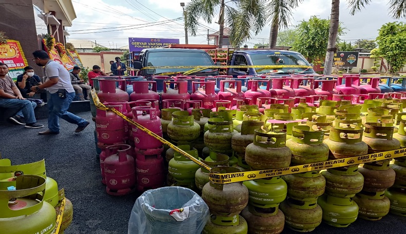 Tepergok Oplos Elpiji, Pemilik dan Karyawan Pangkalan Gas di Karawang Ditangkap Polisi