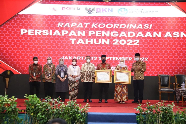 Komitmen pada Guru, Bupati Bojonegoro Terima Penghargaan dari Menpan RB dan Mendikbudristek