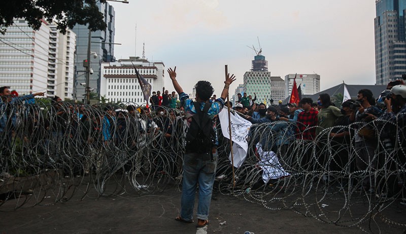 Paksa Dekati Istana, Mahasiswa Terobos Kawat Berduri-Lompati Kobaran Api - Bagian 2