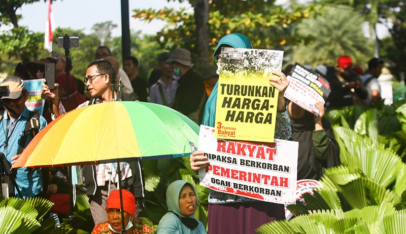Massa PA 212 Demo Tolak Harga BBM Naik, Bawa-Bawa Nama Ahok - Bagian 3