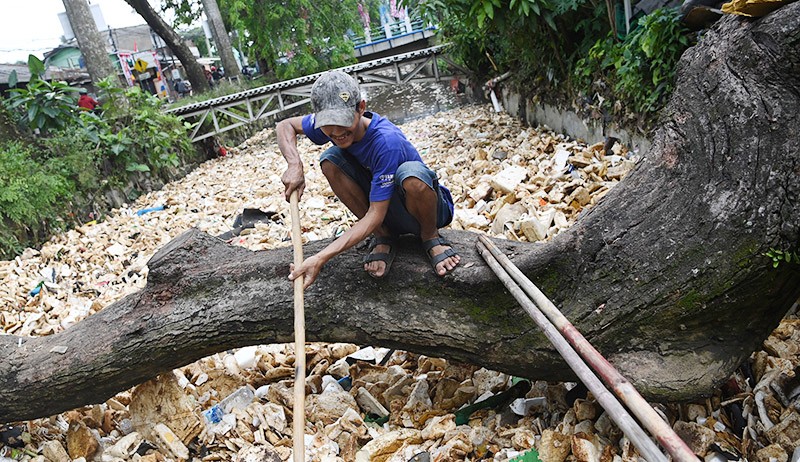 Baru Dibersihkan, Kali di Depok Kembali Dipenuhi Sampah - Bagian 2