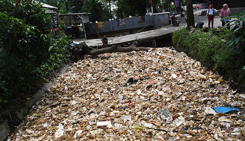 Baru Dibersihkan, Kali di Depok Kembali Dipenuhi Sampah - Bagian 1