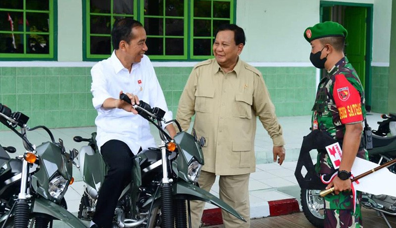 Momen Kedekatan Jokowi dan Prabowo saat Serahkan Kendaraan ke Kodim 1503/Tual - Bagian 2
