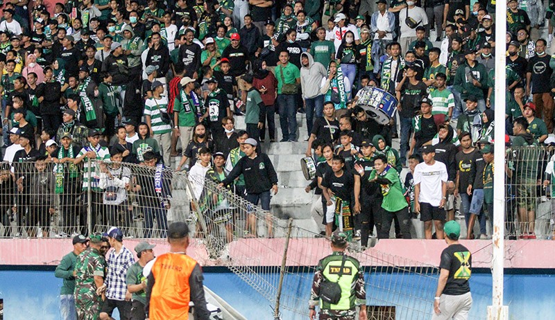 Persebaya Kalah, Bonek Mengamuk Turun ke Lapangan Rusak Fasilitas Stadion - Bagian 2