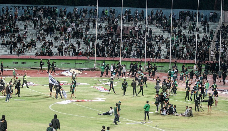 Persebaya Kalah, Bonek Mengamuk Turun ke Lapangan Rusak Fasilitas Stadion - Bagian 1