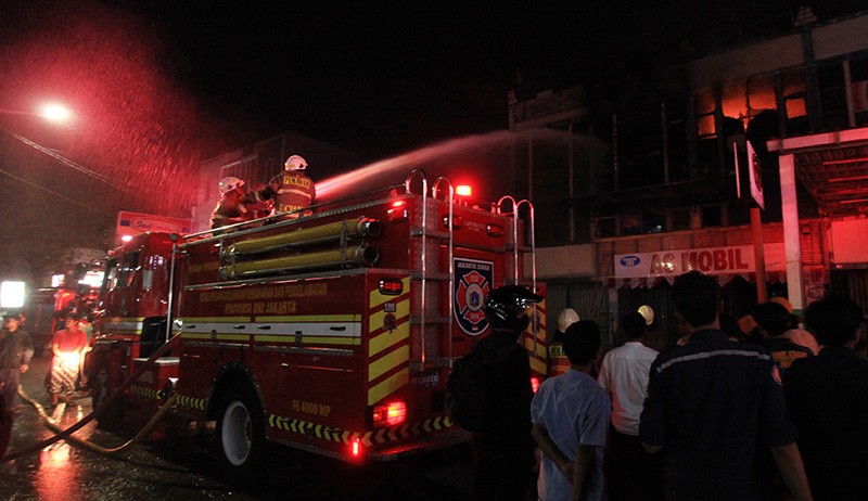 115 Petugas Damkar Padamkan Api yang Membakar Ruko di Jalan Haji Nawi Kebayoran  - Bagian 1