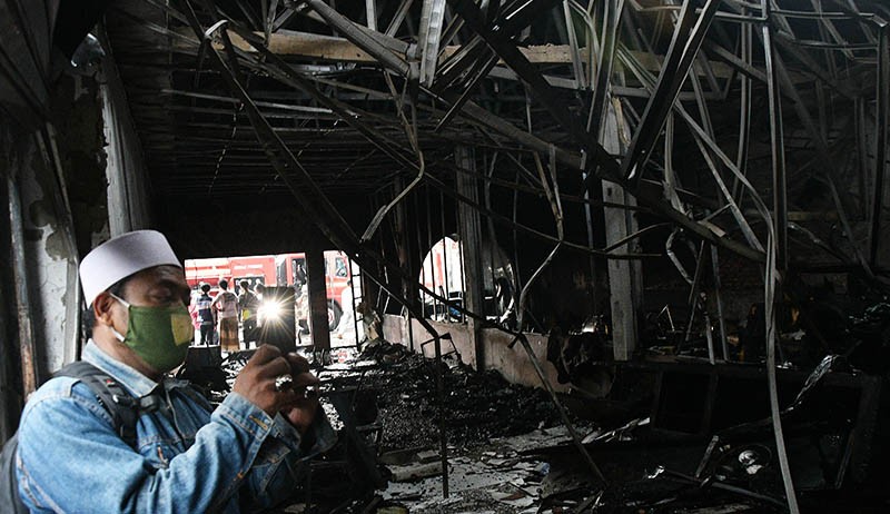 Toko Mebel Hangus Terbakar di Pondok Bambu Jaktim - Bagian 1