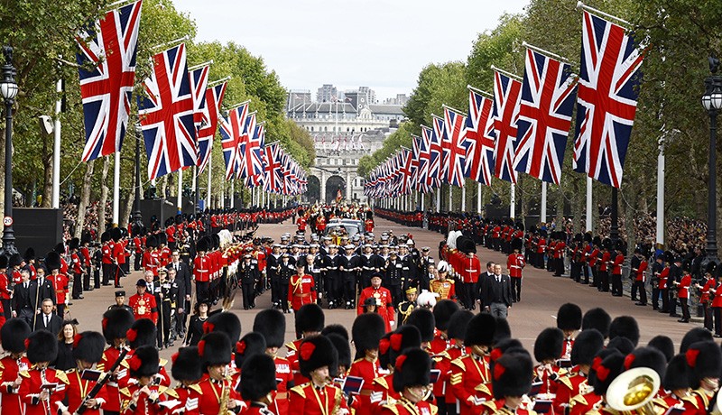 Peti Jenazah Ratu Elizabeth II Dibawa Kereta Meriam, Ditarik Prajurit Royal Navy - Bagian 1