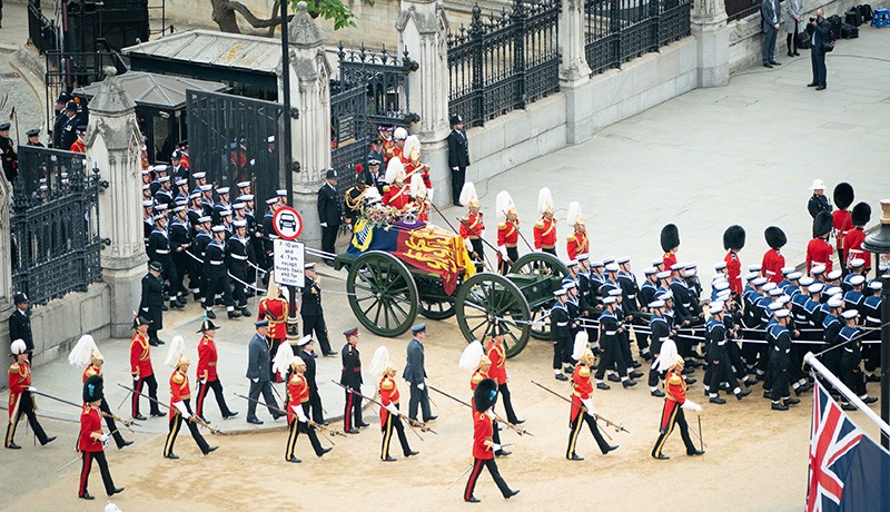 Peti Jenazah Ratu Elizabeth II Dibawa Kereta Meriam, Ditarik Prajurit Royal Navy - Bagian 2