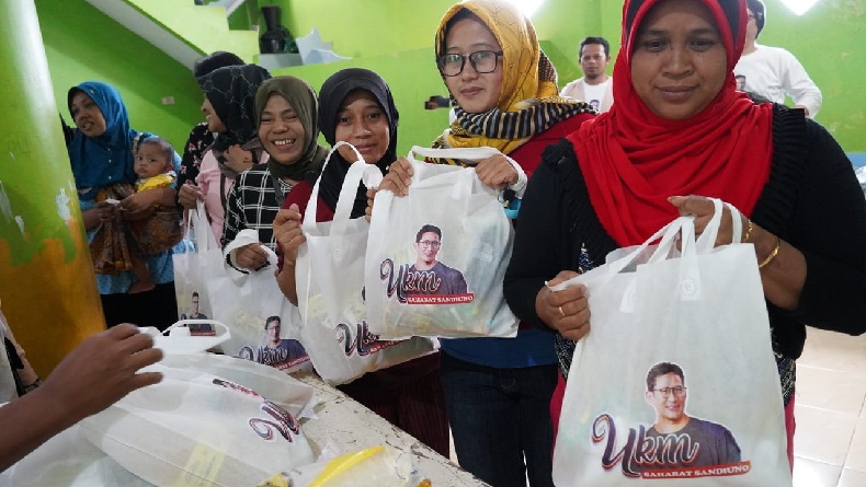 Ringankan Beban Masyarakat Sumedang, Sahabat Sandi Bagikan Sembako Murah