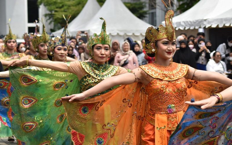 Kebiasaan Orang Sunda, Ramah Humoris dan Tidak Ambisius