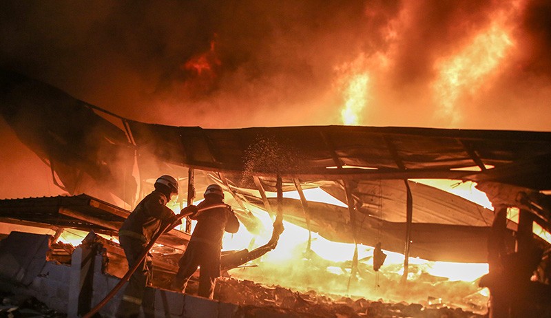 Disambar Petir, Gudang Plastik di Tangerang Ludes Terbakar - Bagian 1