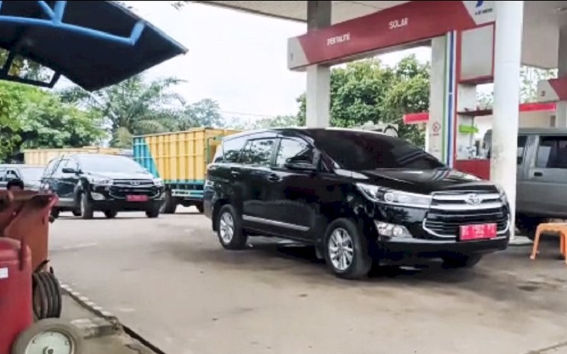 Tanpa Rasa Bersalah, 2 Mobil Dinas Pemkab PALI Antre BBM Subsidi 