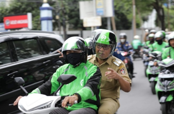 Pesan Lewat Aplikasi, Danny Pomanto Diantar Pakai Motor Listrik ke Balai Kota