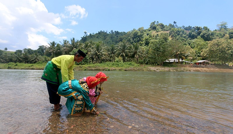 Tradisi Mandi Safar, Laki-Laki dan Perempuan Masuk ke Sungai - Bagian 2