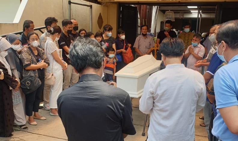  Begini Suasana Rumah Duka saat Peti Jenazah Iwan Budi Diterima Keluarga