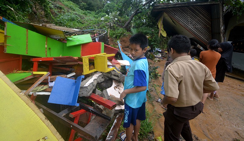 Longsor Terjang Padang, Bangunan Sekolah PAUD Hancur Tertimbun Tanah - Bagian 3