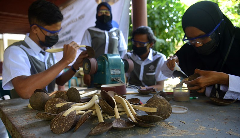 Potret Milenial Membuat Kerajinan Sendok dari Batok Kelapa - Bagian 1