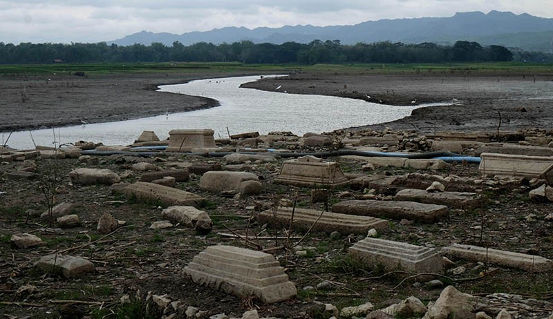 Terungkap Dasar Waduk Gajah Mungkur Berisi Kuburan, Muncul saat Air Menyusut - Bagian 1