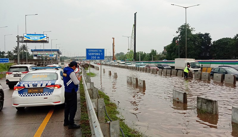 Awas! Banjir di KM 08 Tol BSD, Kendaraan Tidak Bisa Melintas - Bagian 1