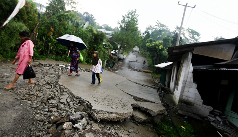 Listrik Padam, Begini Kondisi Desa Bojong Koneng Pascabencana Tanah Bergerak - Bagian 5