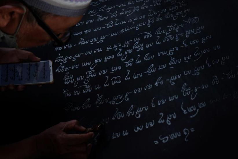  Warga Solo Melestarikan Aksara Jawa Lewat Batik - Bagian 1