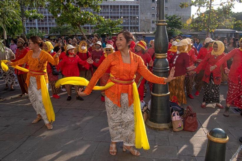 Kota Lama Semarang Dibanjiri Perempuan Berkebaya  - Bagian 1