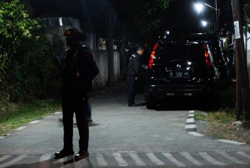 Polisi Berjaga di Asrama Grogol Indah Baru Pasca Terjadinya Ledakan - Bagian 2