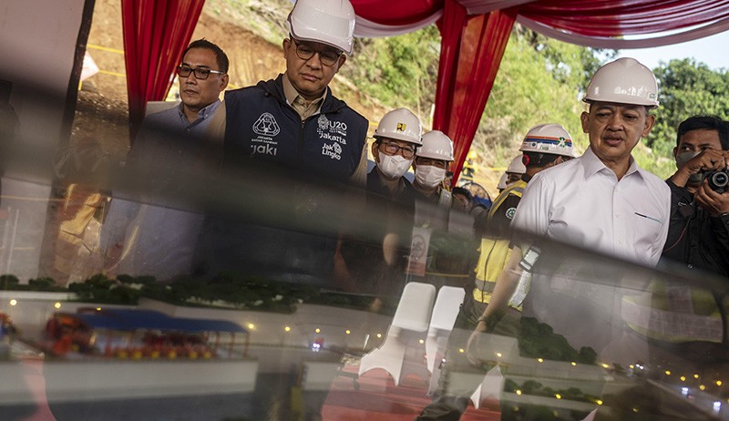 Gubernur Anies Baswedan Cek Pembangunan Sistem Penyaringan Sampah Kali Ciliwung - Bagian 3