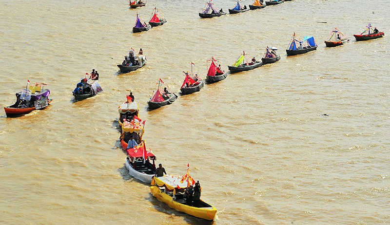 Parade Perahu Hias Menyusuri Sungai Batanghari - Bagian 1