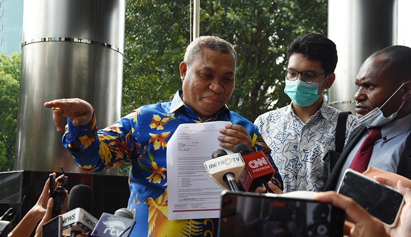 Datangi KPK, Kuasa Hukum Pamer Surat Kondisi Kesehatan Lukas Enembe  - Bagian 2