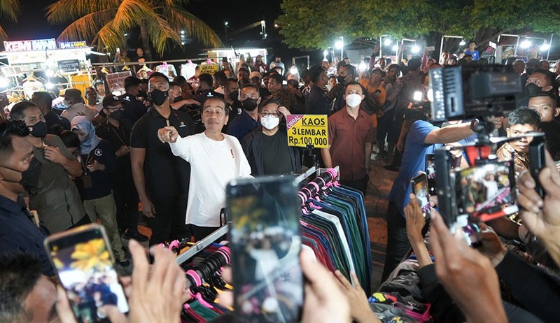 Beruntung, Anak Ini Dibelikan Mainan oleh Presiden Jokowi di Pasar Malam - Bagian 2