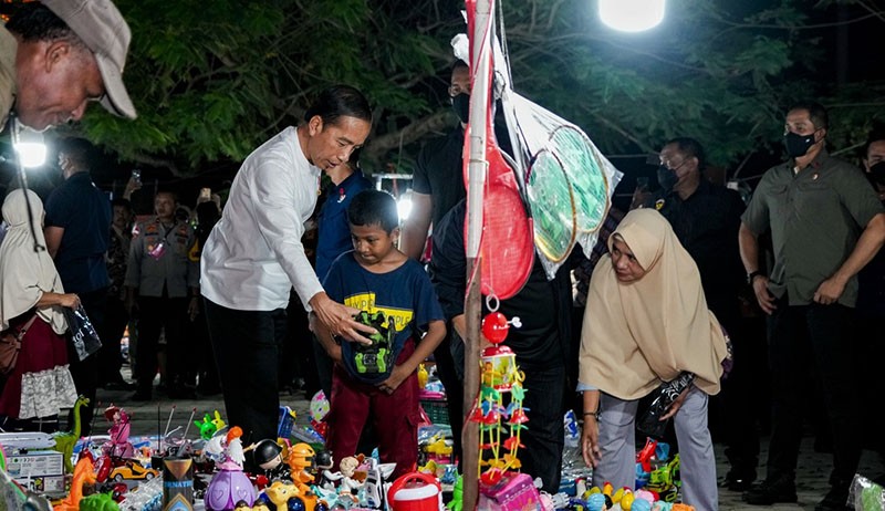 Beruntung, Anak Ini Dibelikan Mainan oleh Presiden Jokowi di Pasar Malam - Bagian 1