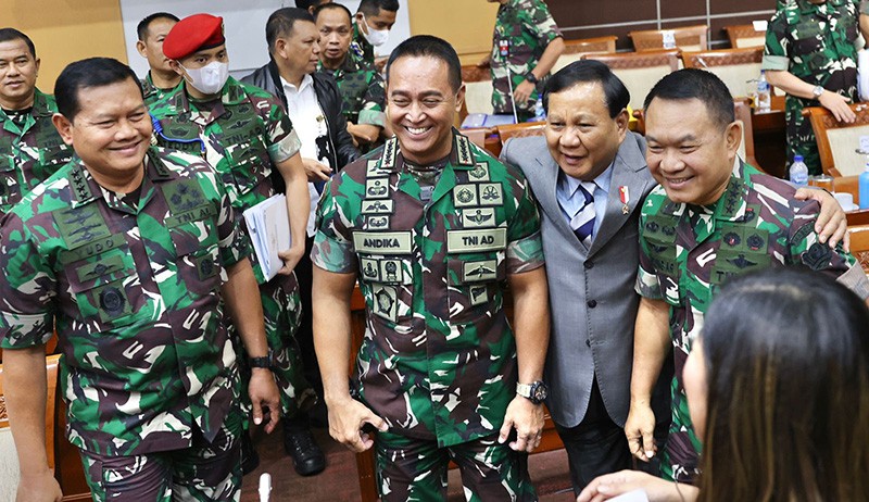 Momen Prabowo Rangkul Jenderal Andika dan Jenderal Dudung di DPR - Bagian 1