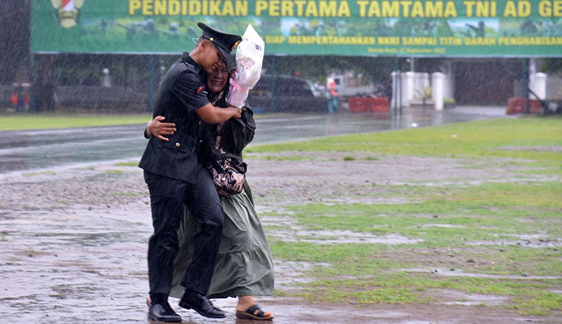 Prajurit TNI AD Dipeluk Sang Ibu di Tengah Guyuran Hujan Deras, Ini Potretnya - Bagian 1