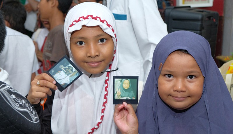 Semarak Suasana Bahagia Berkat Selembar Foto Instan - Bagian 1