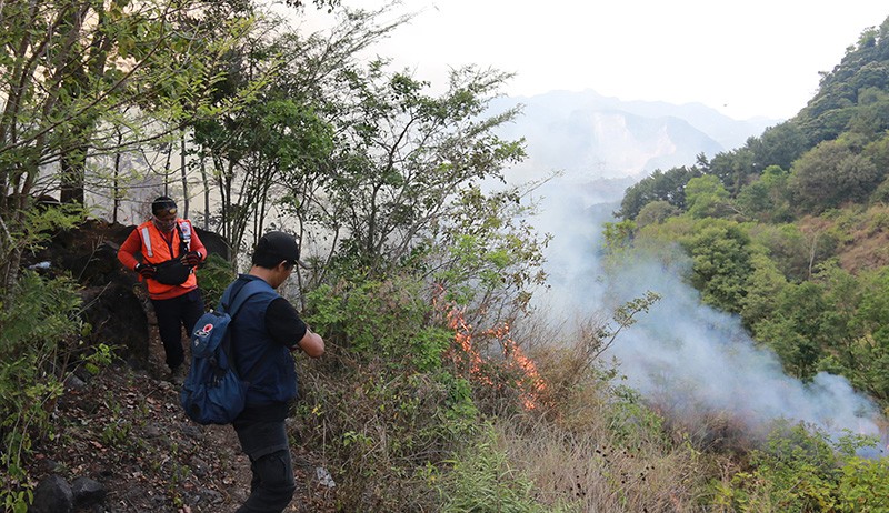 Ini Penyebab Kebakaran Hutan Lereng Gunung Ceremai Meluas - Bagian 1