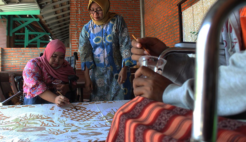 Penyandang Disabilitas Membuat Batik Tulis, Hasilnya Dijual Rp7 Juta ke Thailand - Bagian 1