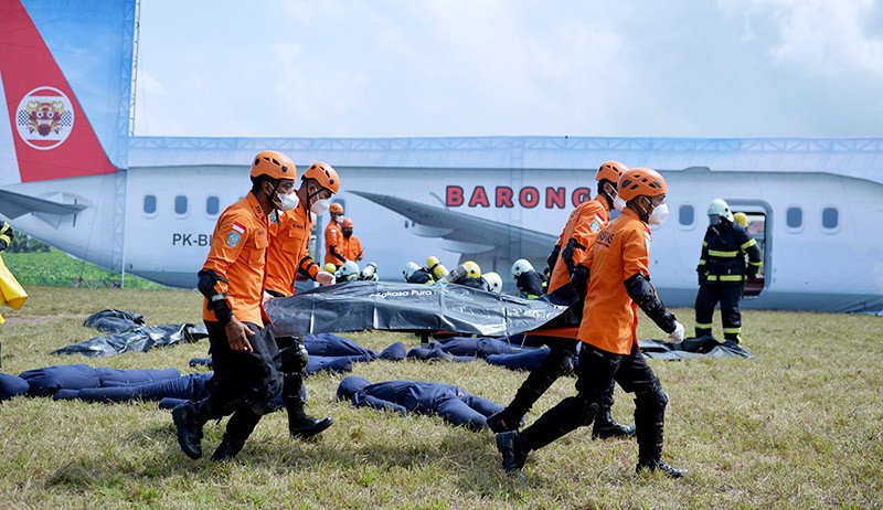 Asap Hitam Mengepul, Penumpang Berhamburan Keluar Pesawat di Bandara Ngurah Rai - Bagian 2