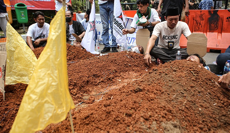 Aksi Kubur Diri, Tolak Penggusuran Makam Syekh Buyut Jenggot - Bagian 1