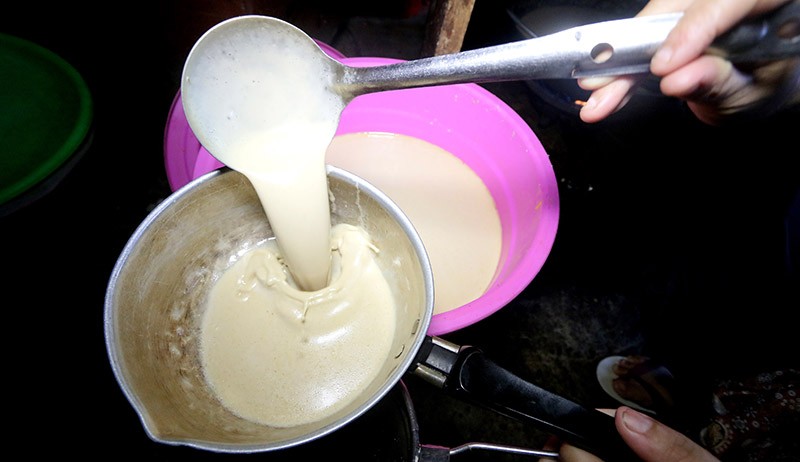 Begini Cara Membuat Minyak Kelapa Kampung - Bagian 1