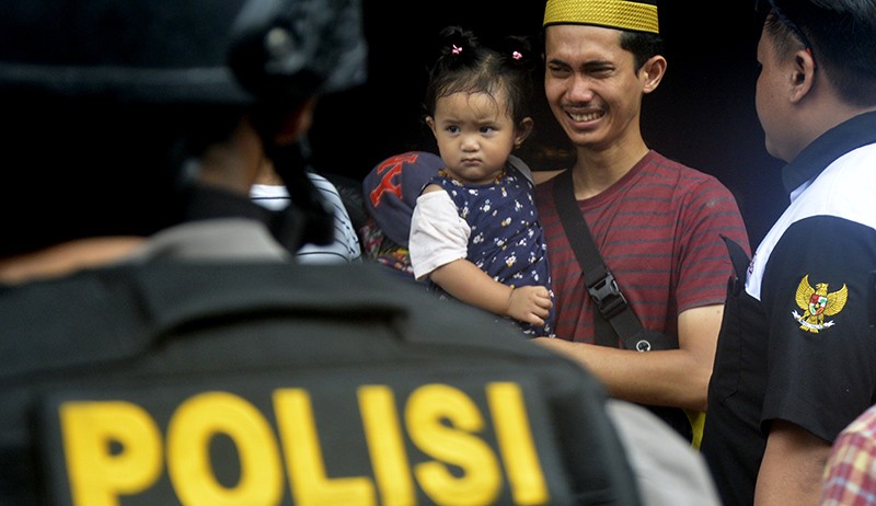 Eksekusi Rumah di Makassar Ricuh, Polisi Dilempari Petasan - Bagian 3