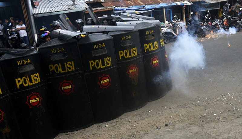 Eksekusi Rumah di Makassar Ricuh, Polisi Dilempari Petasan - Bagian 1