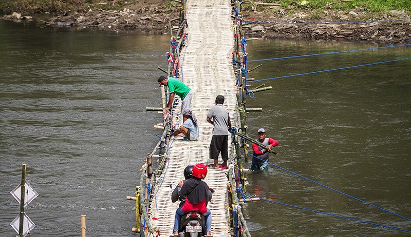 Warga Sukoharjo Gotong Royong Buat Jembatan dari Bambu dan Drum - Bagian 1